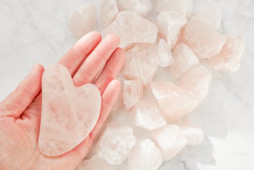 Gua sha: 3 λάθη που κάνετε και πώς θα τα διορθώσετε