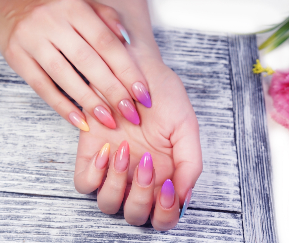 Rainbow nails: Η τάση που θα είναι παντού αυτό το καλοκαίρι