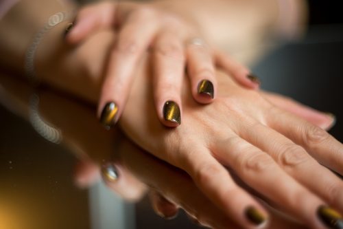 Oyster nails: Η απόλυτη τάση στο καλοκαιρινό μανικιούρ