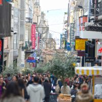 Πασχαλινό ωράριο: Τι ώρες θα λειτουργήσουν καταστήματα και σούπερ μάρκετ τη Μεγάλη Παρασκευή και το Μεγάλο Σάββατο;