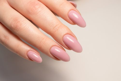 Sweetpea nails: Η νέα ανοιξιάτικη εκδοχή του γαλακτερού μανικιούρ