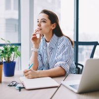 Bare Minimum Monday: Η νέα τάση που μας βοηθά να επιβιώσουμε τη Δευτέρα