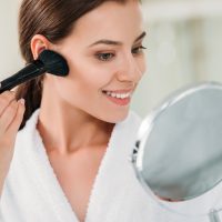 Base bronzing: Η τεχνική μακιγιάζ για τέλεια sun-kissed επιδερμίδα
