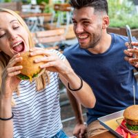 H Gen Z λέει όχι στα μπέργκερ και κάνει στροφή στο… κοτόπουλο