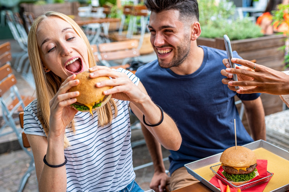 H Gen Z λέει όχι στα μπέργκερ και κάνει στροφή στο… κοτόπουλο