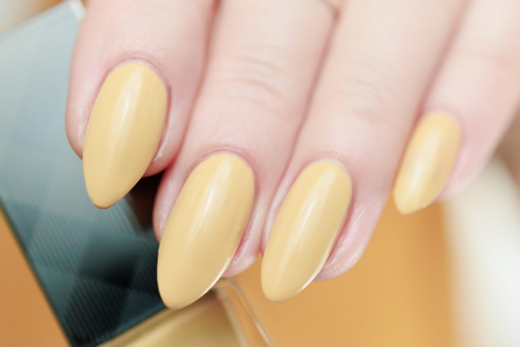 Butter Yellow: Τα nail designs που θα είναι σαν… βούτυρο στο ψωμί σας
