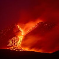 Αίτνα: Εντυπωσιακά βίντεο με το ηφαίστειο της Σικελίας να εκρήγνυται ξανά