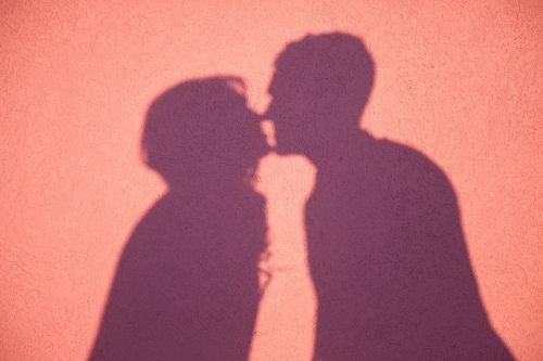Κατάθλιψη: Μπορεί να «μεταδοθεί» από το φιλί;