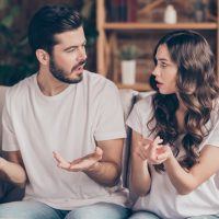 «Σου έχω εμπιστοσύνη, αλλά…» και άλλες 6 όχι και τόσο αθώες φράσεις σε μια σχέση