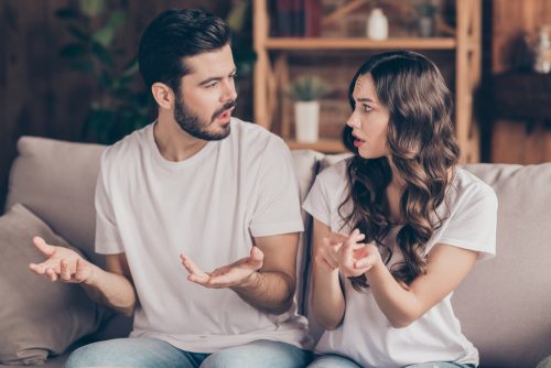 «Σου έχω εμπιστοσύνη, αλλά…» και άλλες 6 όχι και τόσο αθώες φράσεις σε μια σχέση