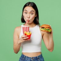 Έρευνα: Γιατί είναι… «χαζό» να τρώμε junk food;