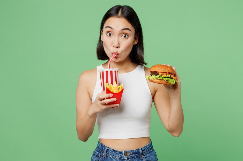 Έρευνα: Γιατί είναι… «χαζό» να τρώμε junk food;