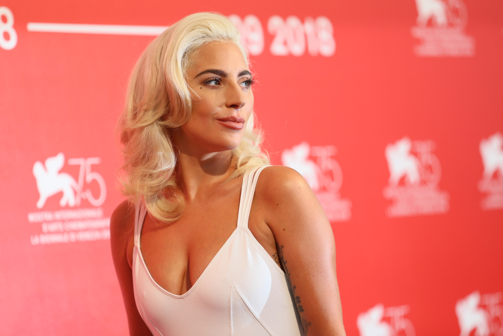 Lady Gaga: Έκανε την Ελληνίδα για τα… φιλοδωρήματα