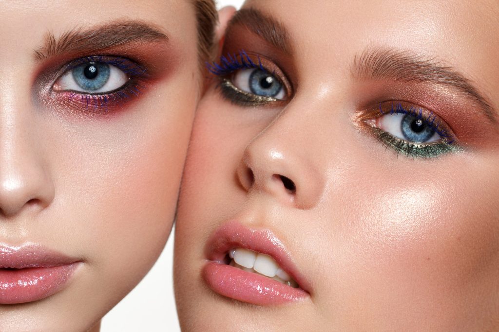 Τα καλοκαιρινά makeup trends που χαρίζουν λάμψη