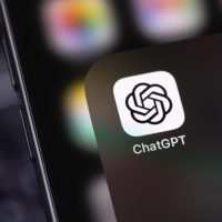 ChatGPT: Σας λούζει με κομπλιμέντα; – Τι έχει συμβεί
