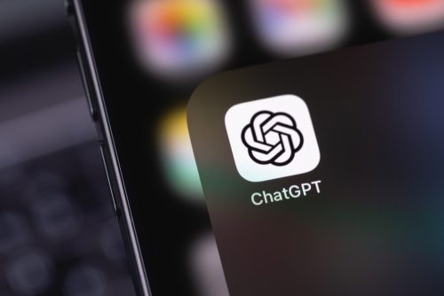 ChatGPT: Σας λούζει με κομπλιμέντα; – Τι έχει συμβεί