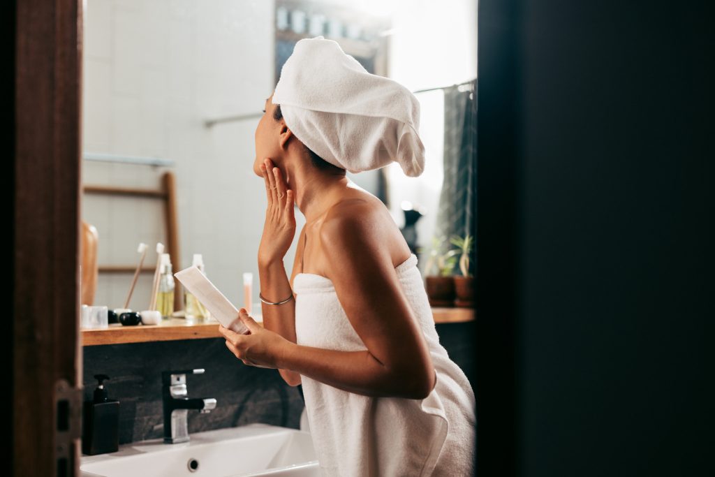 Έχετε ξηρή επιδερμίδα; Το shower sandwiching θα σας «σώσει»