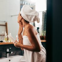 Έχετε ξηρή επιδερμίδα; Το shower sandwiching θα σας «σώσει»