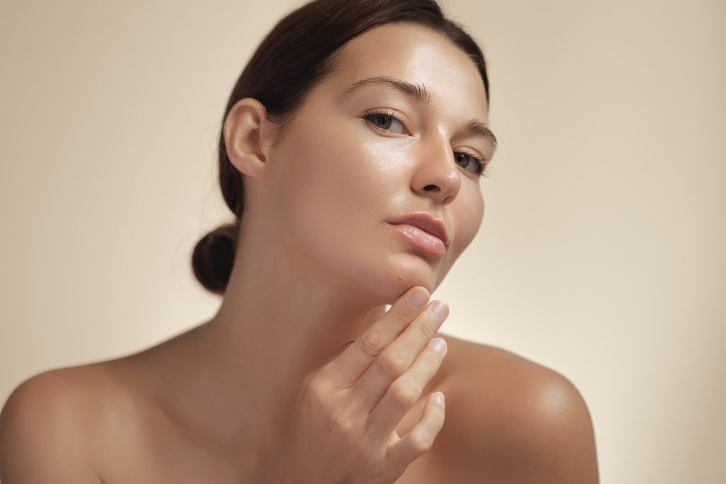 Το τέλειο makeup τρικ για να «εξαφανίσετε» ένα σπυράκι