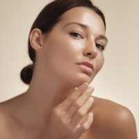 Το τέλειο makeup τρικ για να «εξαφανίσετε» ένα σπυράκι