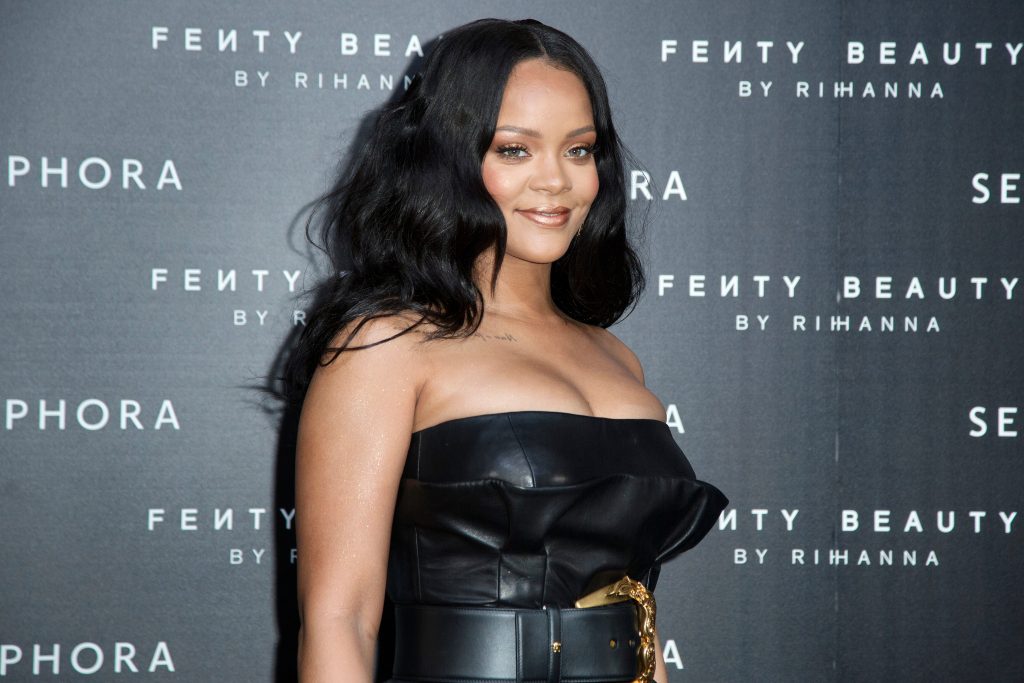 Rihanna: Υιοθέτησε την πιο hot απόχρωση για το πεντικιούρ του καλοκαιριού