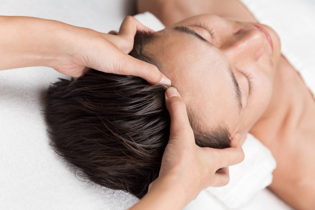 Scalp massage: 5 λεπτά αρκούν για να διώξετε την ένταση