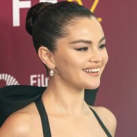 Το sleek σινιόν της Selena Gomez την έκανε να μοιάζει με μπαλαρίνα