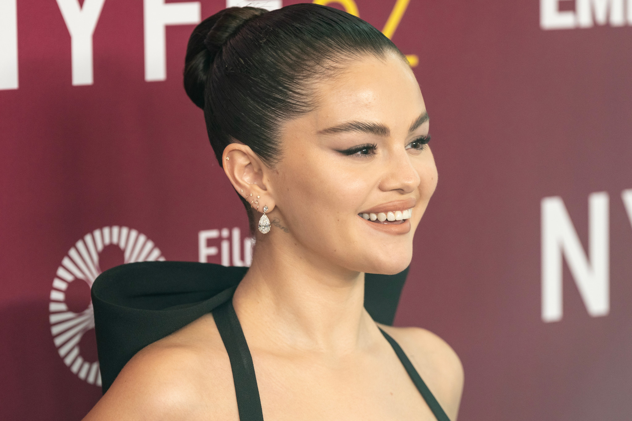Το sleek σινιόν της Selena Gomez την έκανε να μοιάζει με μπαλαρίνα