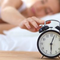 Το “snooze” κάνει θραύση – Κόντρα στις οδηγίες των ειδικών