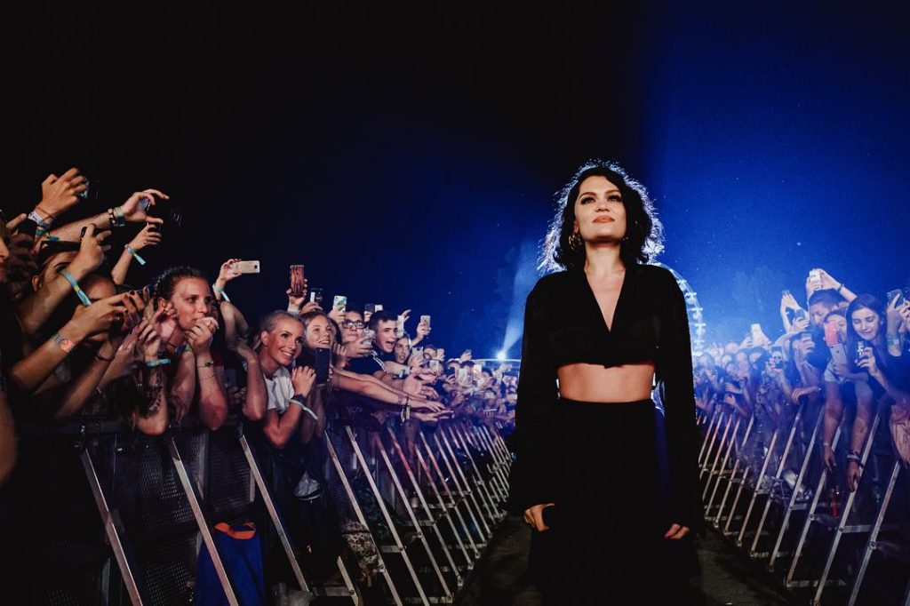 «Θα μοιράζομαι και τα δύσκολα»: Η Jessie J υποβλήθηκε σε χειρουργείο για τον καρκίνο του μαστού