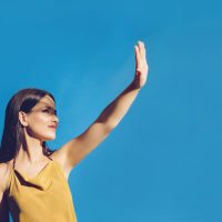 Σύνδρομο «Αψού!»: Γιατί φτερνιζόμαστε όταν κοιτάμε τον ήλιο;
