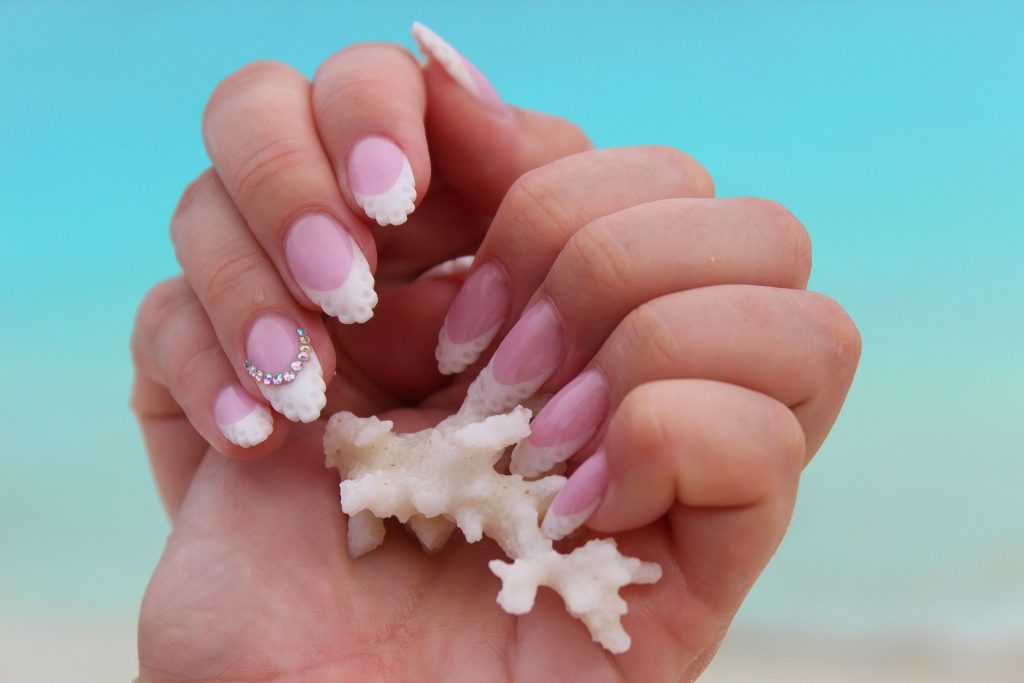 Beach nails: Αυτή είναι η πιο παιχνιδιάρικη καλοκαιρινή τάση στα νύχια