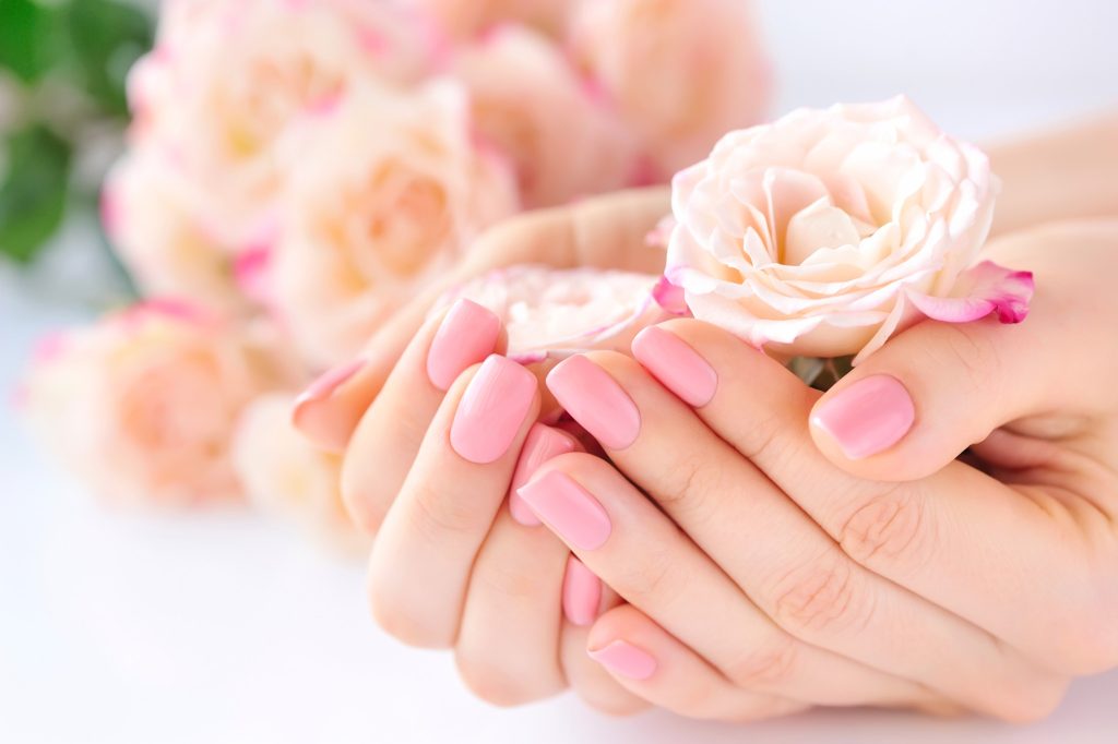 Blush-toned nails: Η τάση στα νύχια που λατρεύουν οι fashionistas
