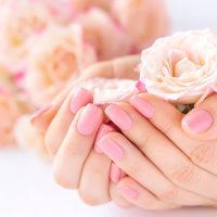 Blush-toned nails: Η τάση στα νύχια που λατρεύουν οι fashionistas