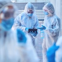 Covid-19: Νέα παραλλαγή με βασικό σύμπτωμα τον έντονο πονόλαιμο «σαν ξυράφι»