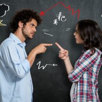 Dry begging: Τι είναι και πώς καταστρέφει τις σχέσεις;