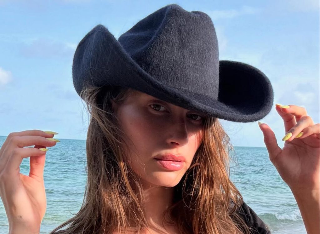 Hailey Bieber: Δείτε τα εντυπωσιακά lemon drop martini νύχια της