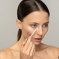Concealer: Πώς να το εφαρμόσετε εάν έχετε βαθουλωτά μάτια