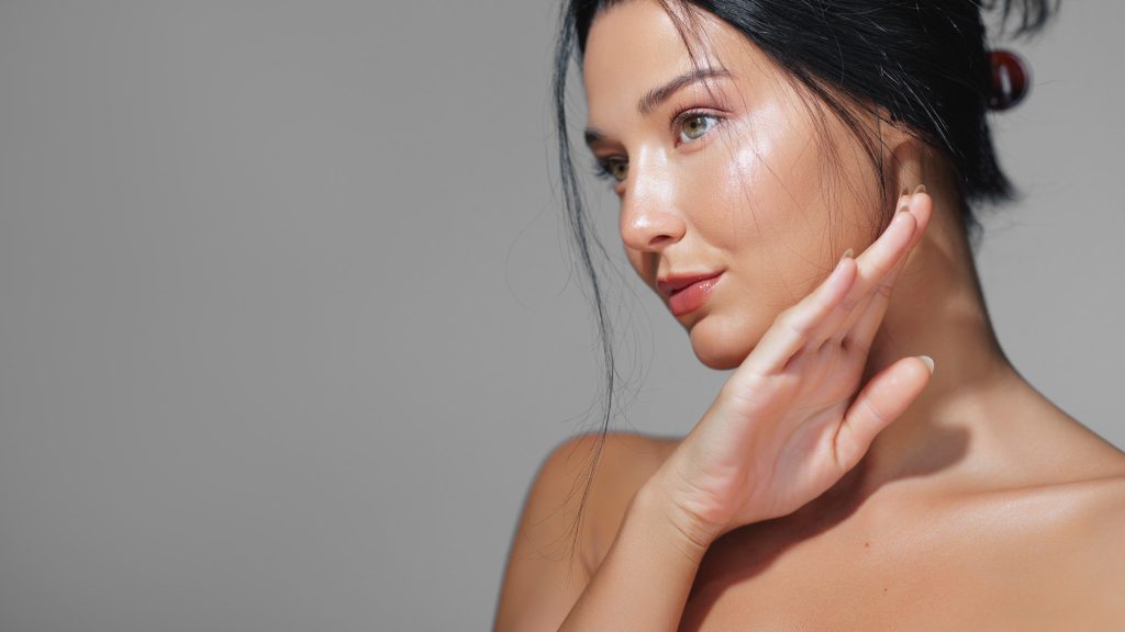 Το makeup hack για να φέρετε τη λάμψη στο πρόσωπό σας