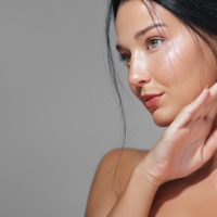 Το makeup hack για να φέρετε τη λάμψη στο πρόσωπό σας