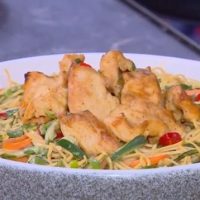 Πικάντικη σαλάτα με noodles, κοτόπουλο και λαχανικά