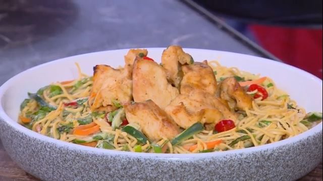 Πικάντικη σαλάτα με noodles, κοτόπουλο και λαχανικά