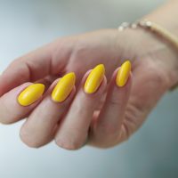 Sol nails: Η νέα τάση που θα βάλει… φρένο στα butter yellow nails
