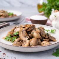 Μανιτάρια σοτέ με φιστίκια Αιγίνης