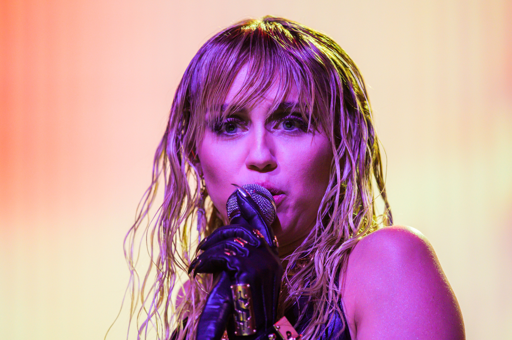 Miley Cyrus: Το επώδυνο πρόβλημα υγείας που αντιμετώπισε on air