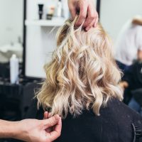 Milkshake blonde: Η πιο… yummy τάση στο χρώμα των μαλλιών