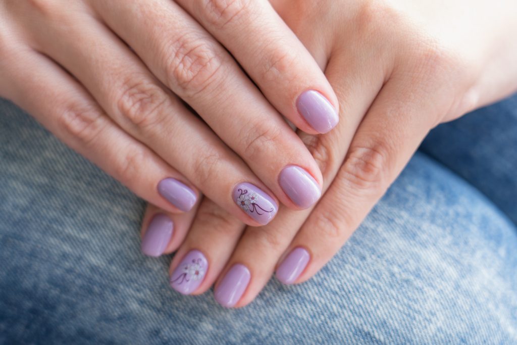 Μίνι αυτοκόλλητα νυχιών: Το nail trend που δοκιμάζετε εύκολα στο σπίτι