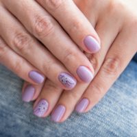 Μίνι αυτοκόλλητα νυχιών: Το nail trend που δοκιμάζετε εύκολα στο σπίτι