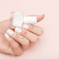 Coconut milk nails: Η τάση στα νύχια που θα αναδείξει το μαύρισμά σας