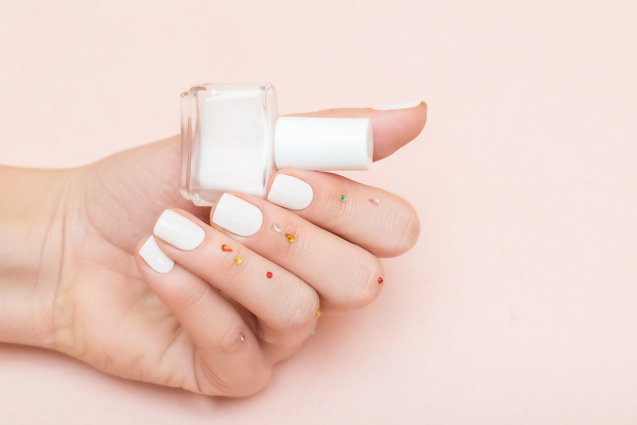 Coconut milk nails: Η τάση στα νύχια που θα αναδείξει το μαύρισμά σας